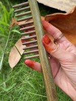 Mistik Sandal Ağacı 12 Dişli Ahşap Tarak – Doğal Meridyen Masajı & Saç Terapisi